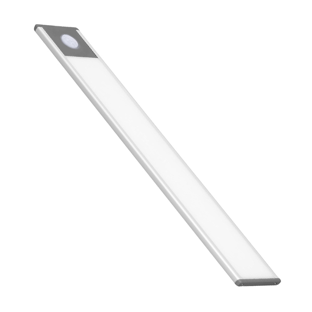 Una lunga luce LED argentata con sensore di movimento su sfondo bianco.