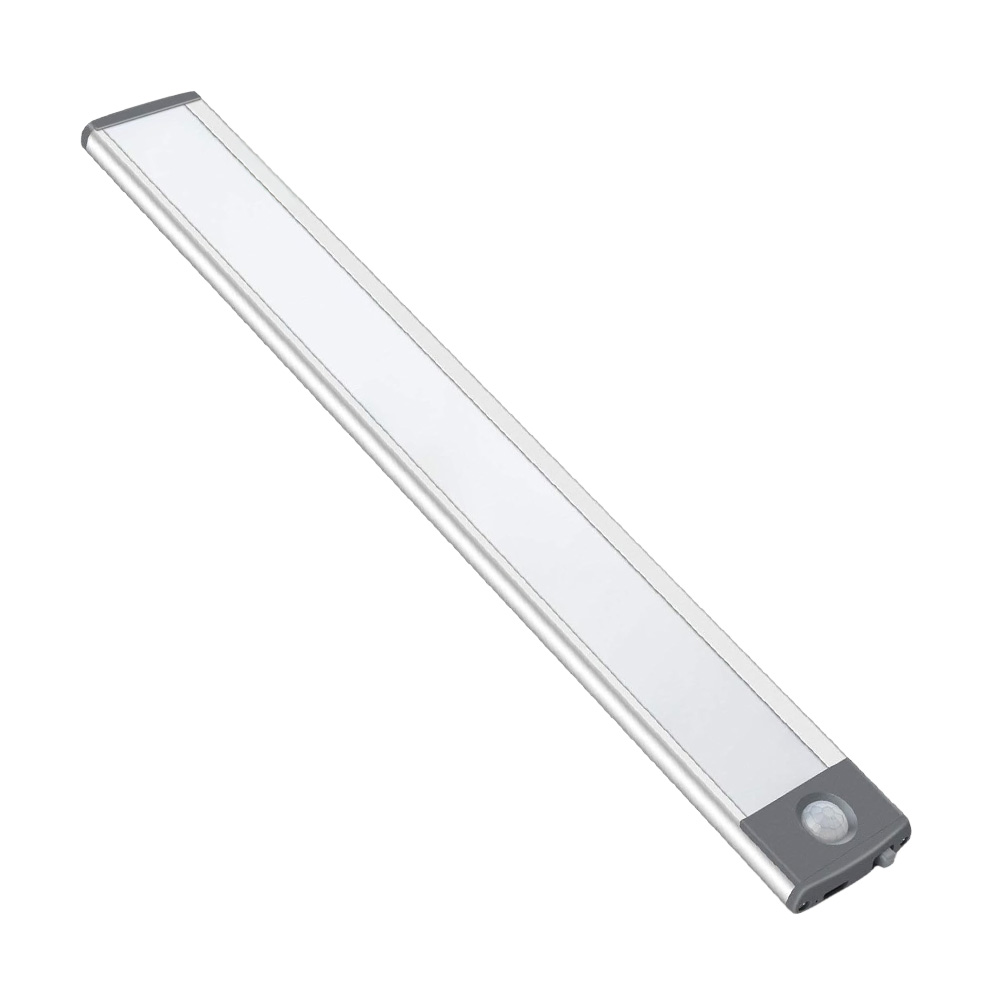 Una lunga luce LED argentata con sensore di movimento su sfondo bianco.