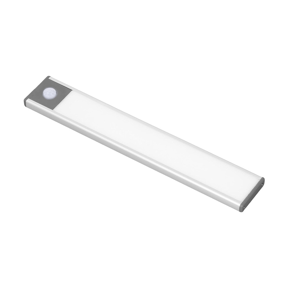 Una lunga luce LED argentata con sensore di movimento su sfondo bianco.