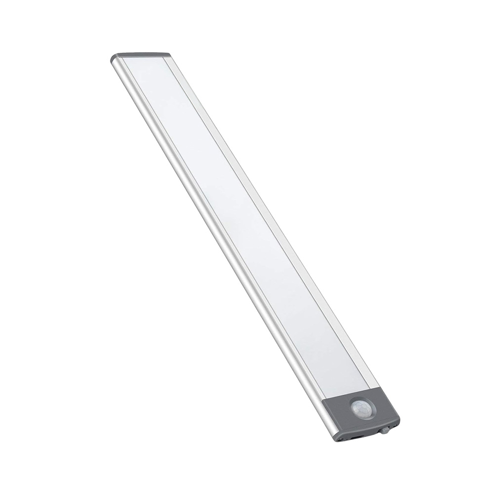 Una striscia luminosa a LED argentata con sensore a destra, isolata su sfondo bianco.