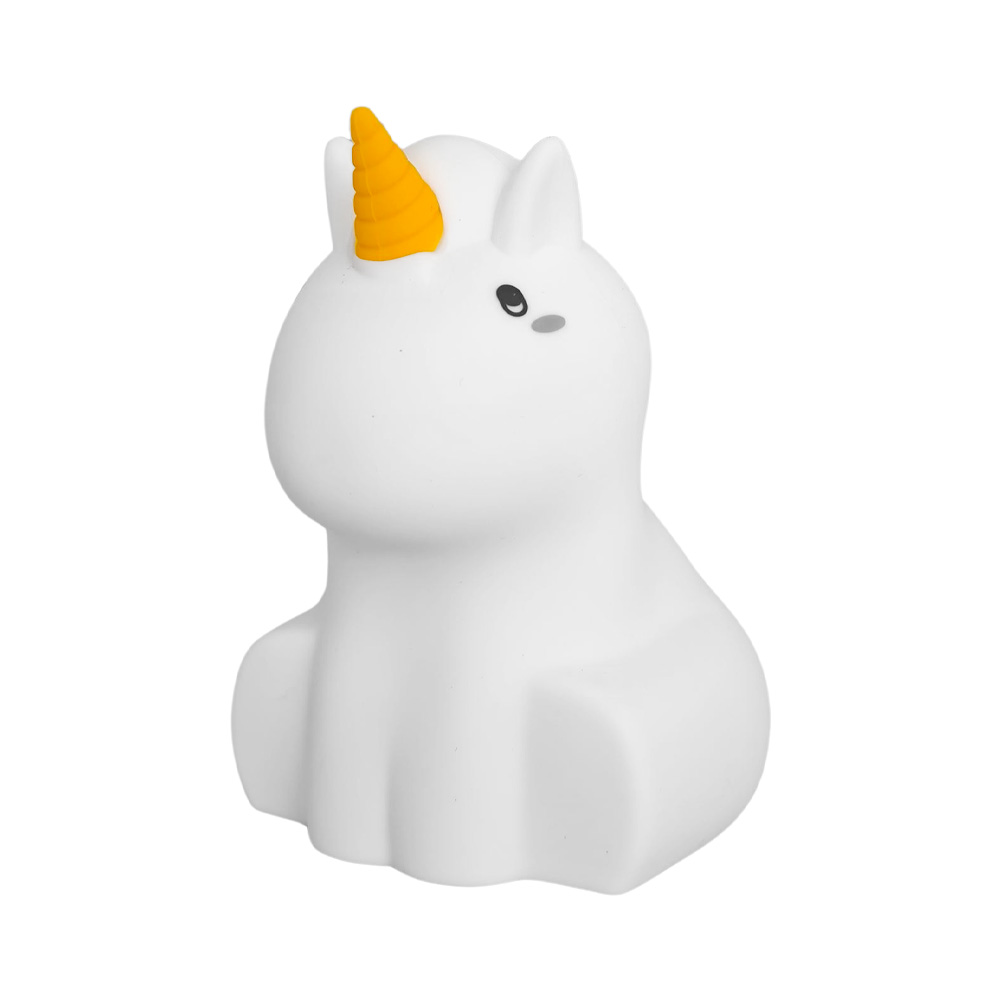 Lampada a forma di unicorno bianco con corno arancione. È seduto. Lo sfondo è bianco.