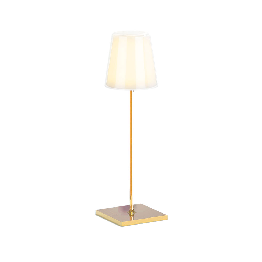 Una lampada dorata con paralume bianco su sfondo bianco. La base è quadrata.