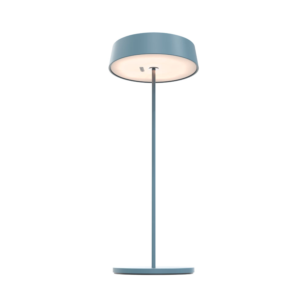 Una lampada da terra blu con base rotonda e paralume rotondo su sfondo bianco.