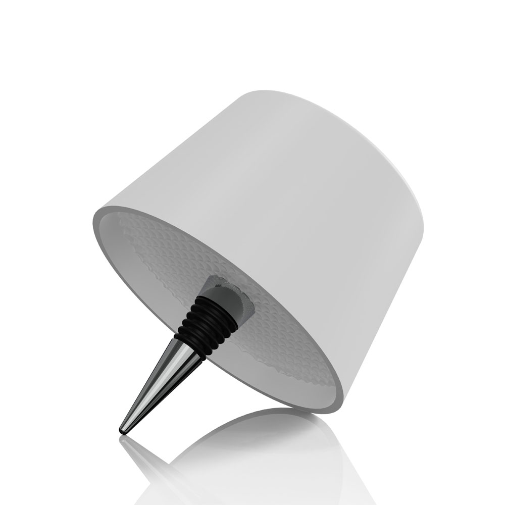 Un tappo per vino bianco con design nero e argento. Il tappo è leggermente inclinato.