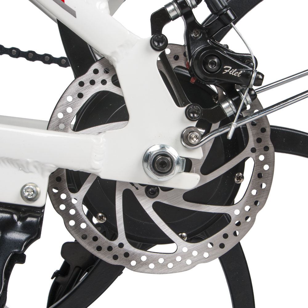 Nahaufnahme einer Fahrradscheibenbremse. Die Bremsscheibe ist silberfarben, der Bremssattel schwarz und weiß.