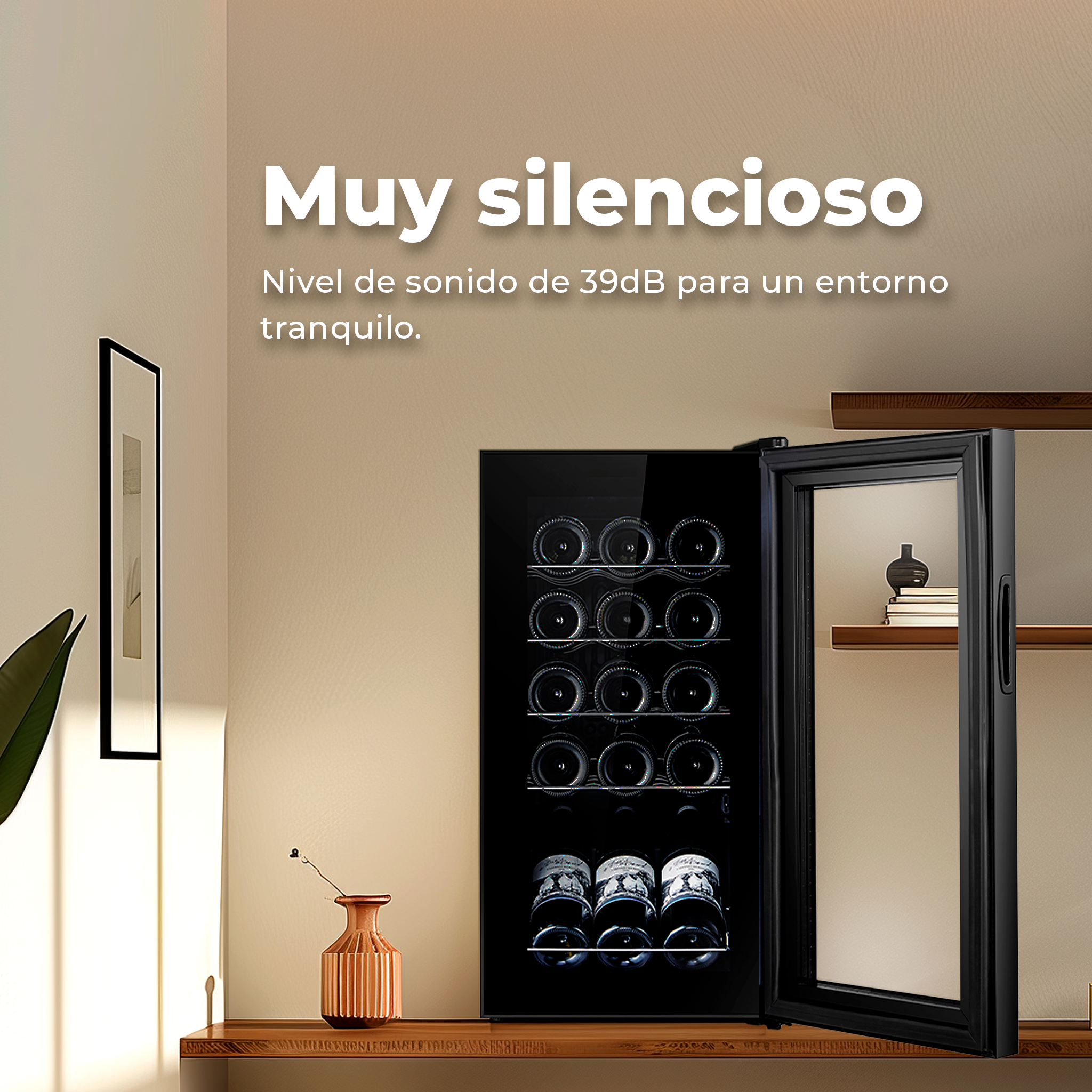 Frigorifero per vino con porta nera aperta. Bottiglie all'interno. Mensola in legno con vaso e arte.