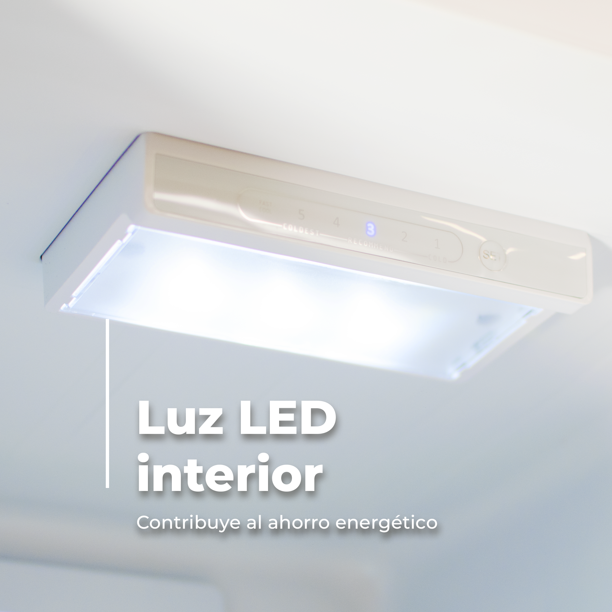 Primer plano de un panel de luz LED blanco con texto en español que dice 'Luz LED interior' y 'Contribuye al ahorro energético'.