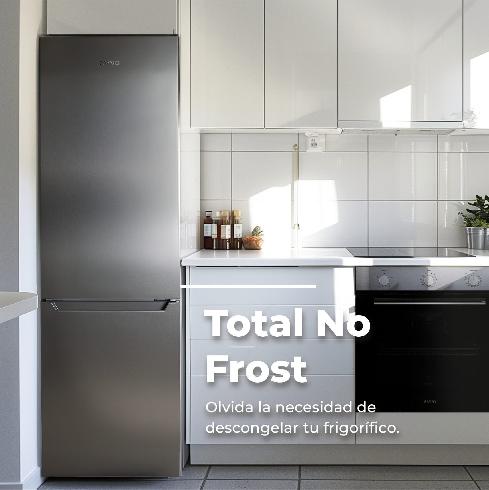 Un frigorífico de acero inoxidable con el texto 'Total No Frost'. El fondo muestra una cocina con armarios blancos y horno.