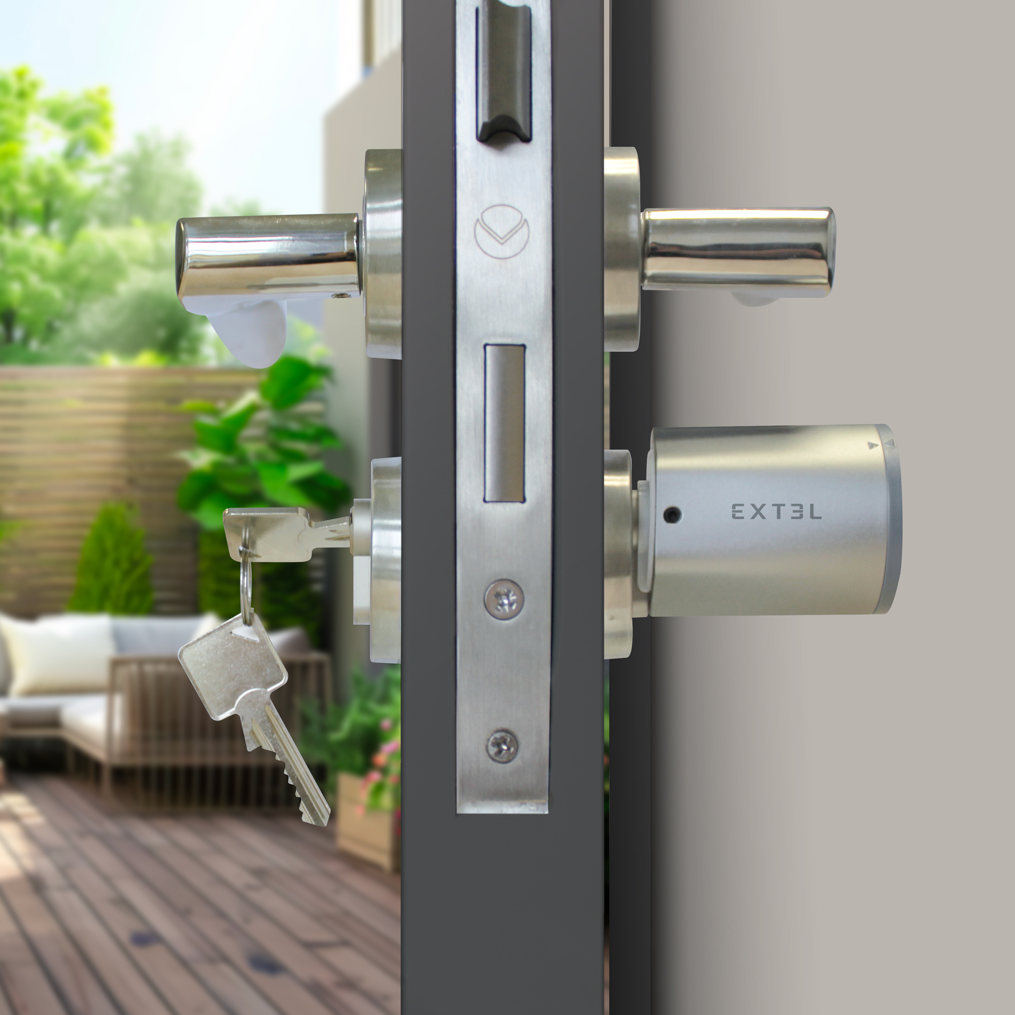 Una configuración de cerradura de puerta, con una llave y un cierre inteligente Extel, abierta a una escena al aire libre.
