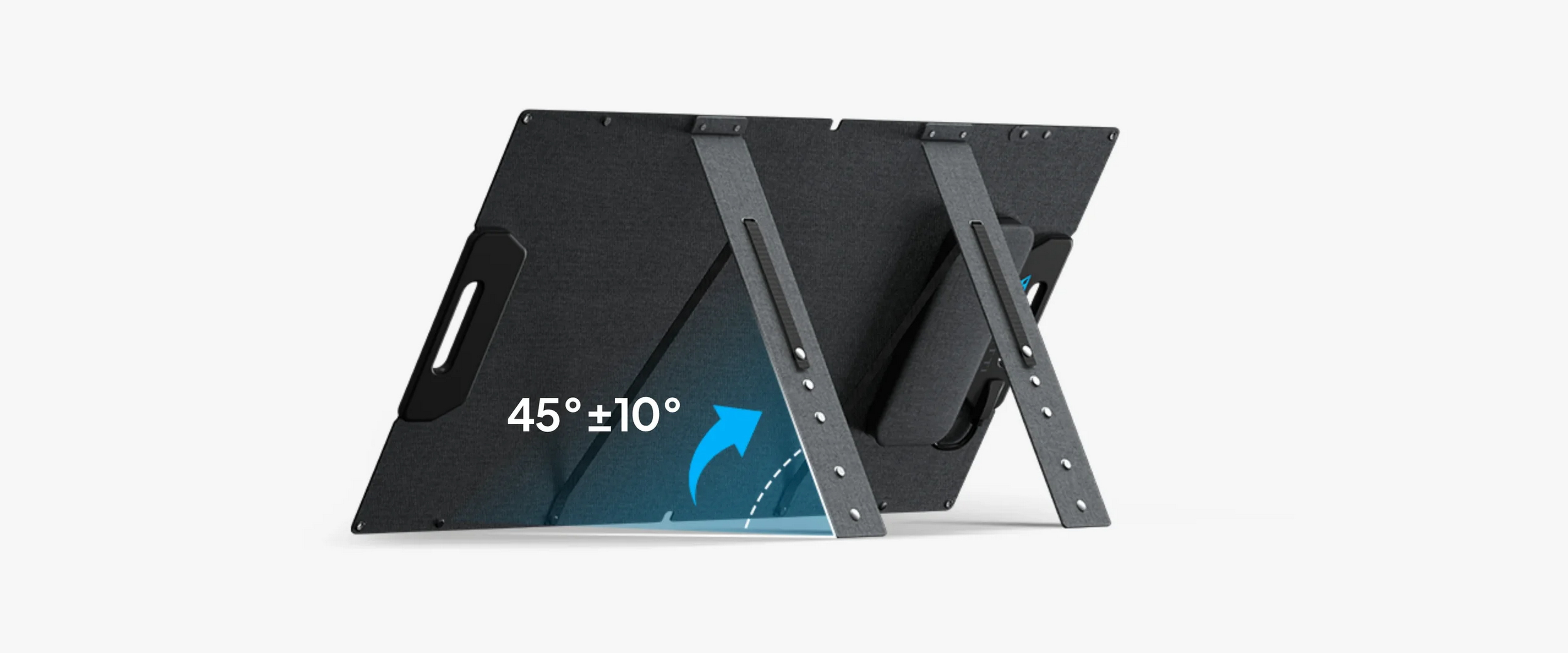 Tył panelu słonecznego podpartego pod kątem 45 stopni. Panel jest ciemnoszary, wsparty na dwóch nóżkach.