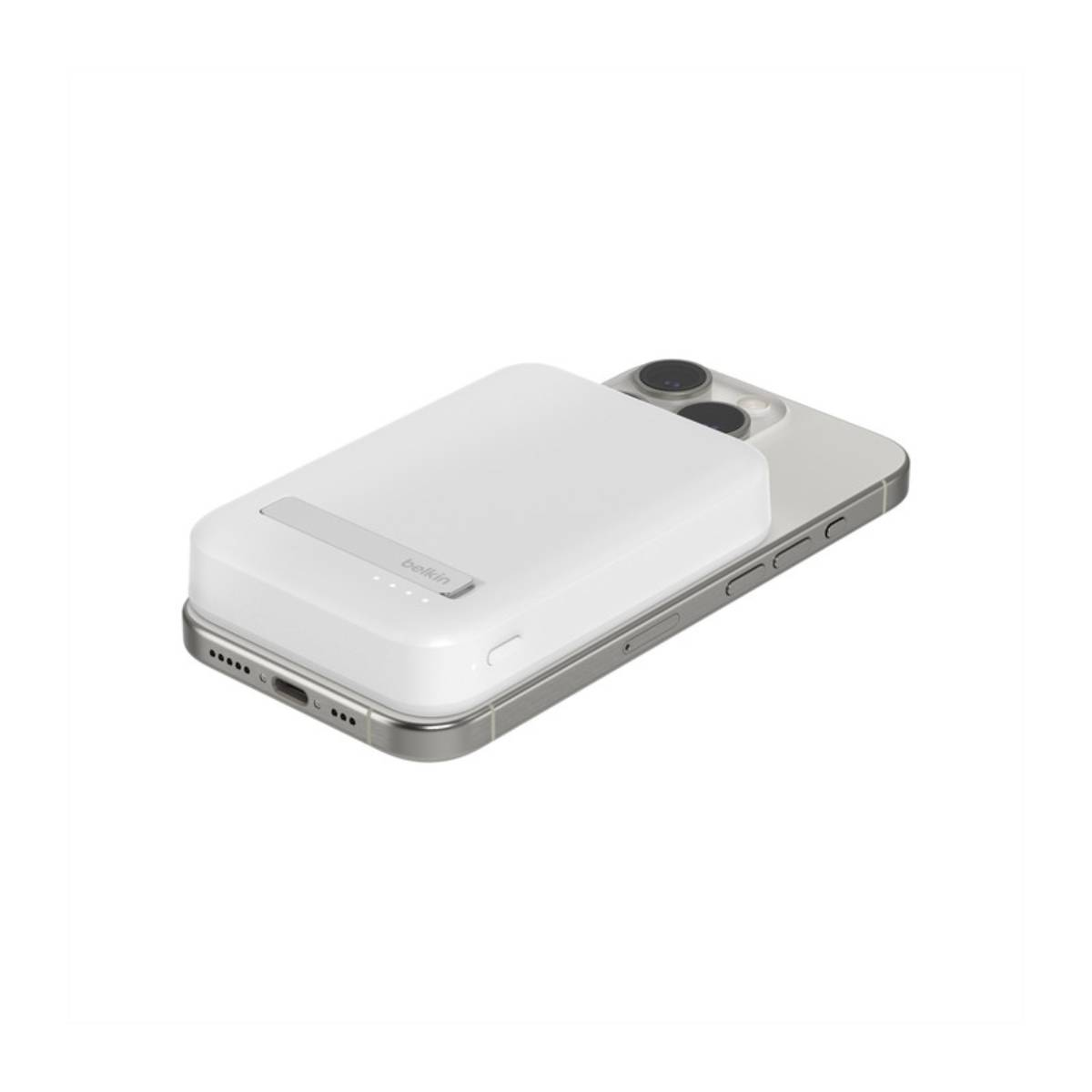 Weißes kabelloses Belkin-Ladepad an der Rückseite eines silbernen iPhones befestigt. Das Telefon hat Kameras.