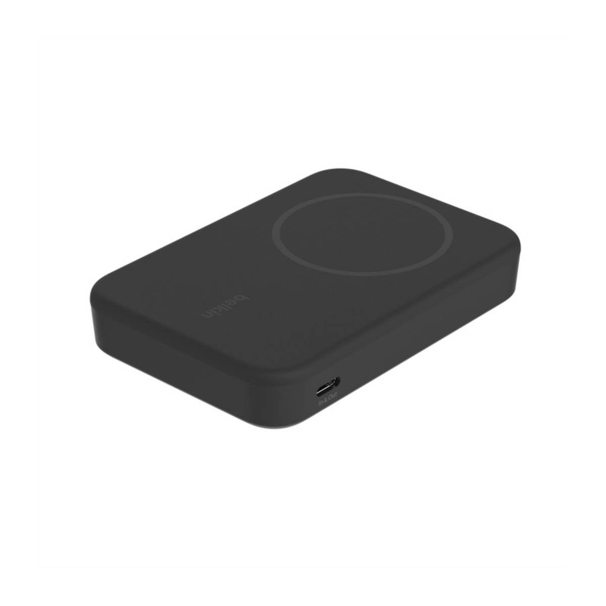 Zwart draadloos oplaadpad met een cirkelvormig oplaadgebied en het Belkin-logo.