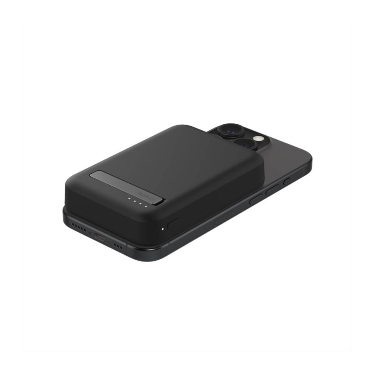 Zwarte telefoon met een zwarte oplader bevestigd. De oplader bevindt zich aan de achterkant van de telefoon en heeft een Belkin label.