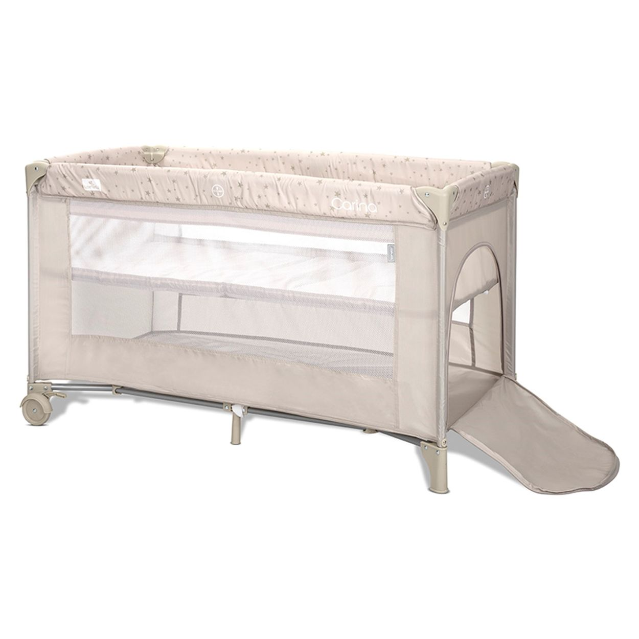 Beige Baby-Reisebett, mit seitlicher Öffnung, gemustertem Stoff und Netzseiten, vor weißem Hintergrund.
