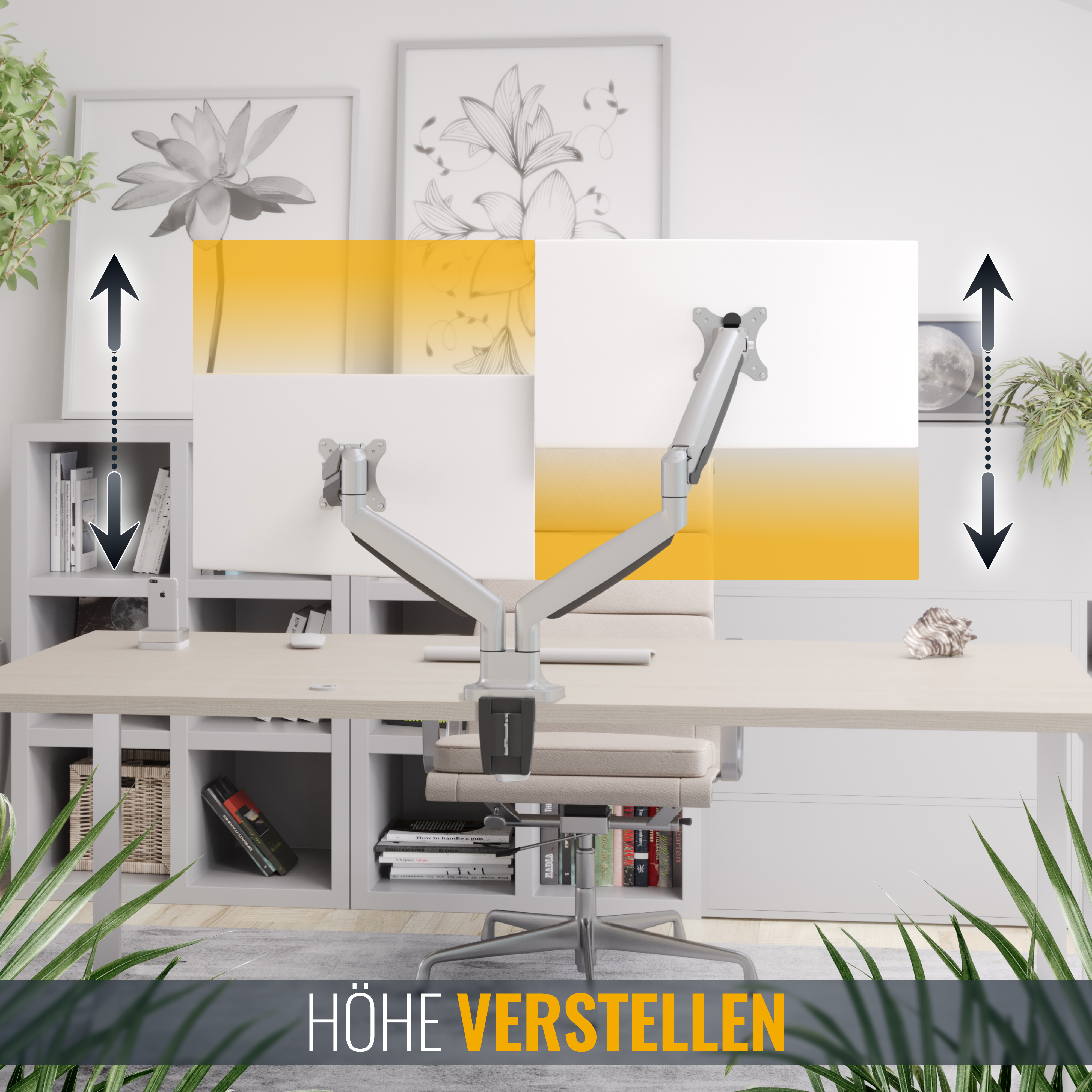 Ein Monitorarm trägt drei Bildschirme über einem hellen Schreibtisch mit Blick auf ein Gewässer.