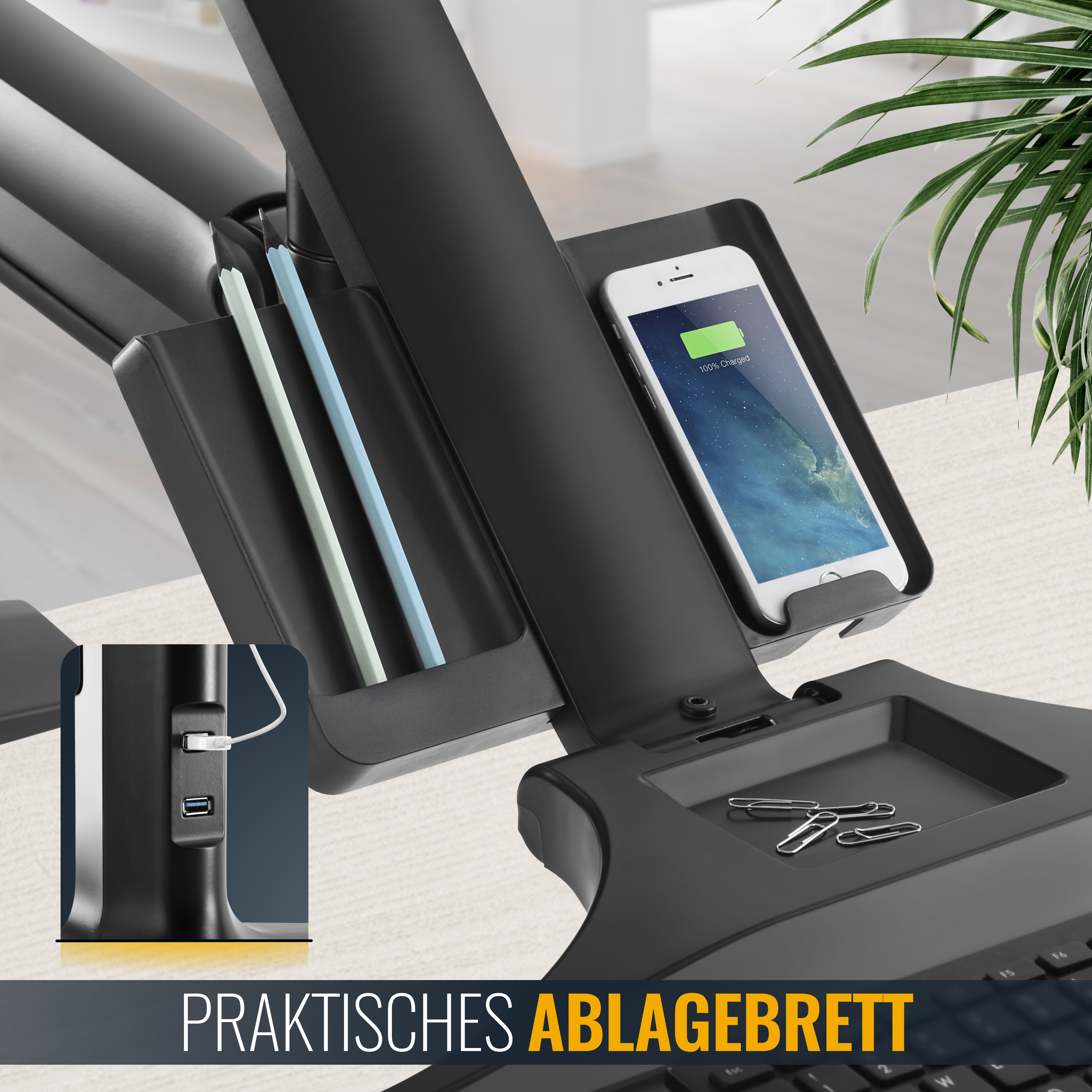 Eine TV-Halterung ist an einer Wand über einem Schreibtisch installiert, mit einer maximalen Tragfähigkeit von 15 kg.