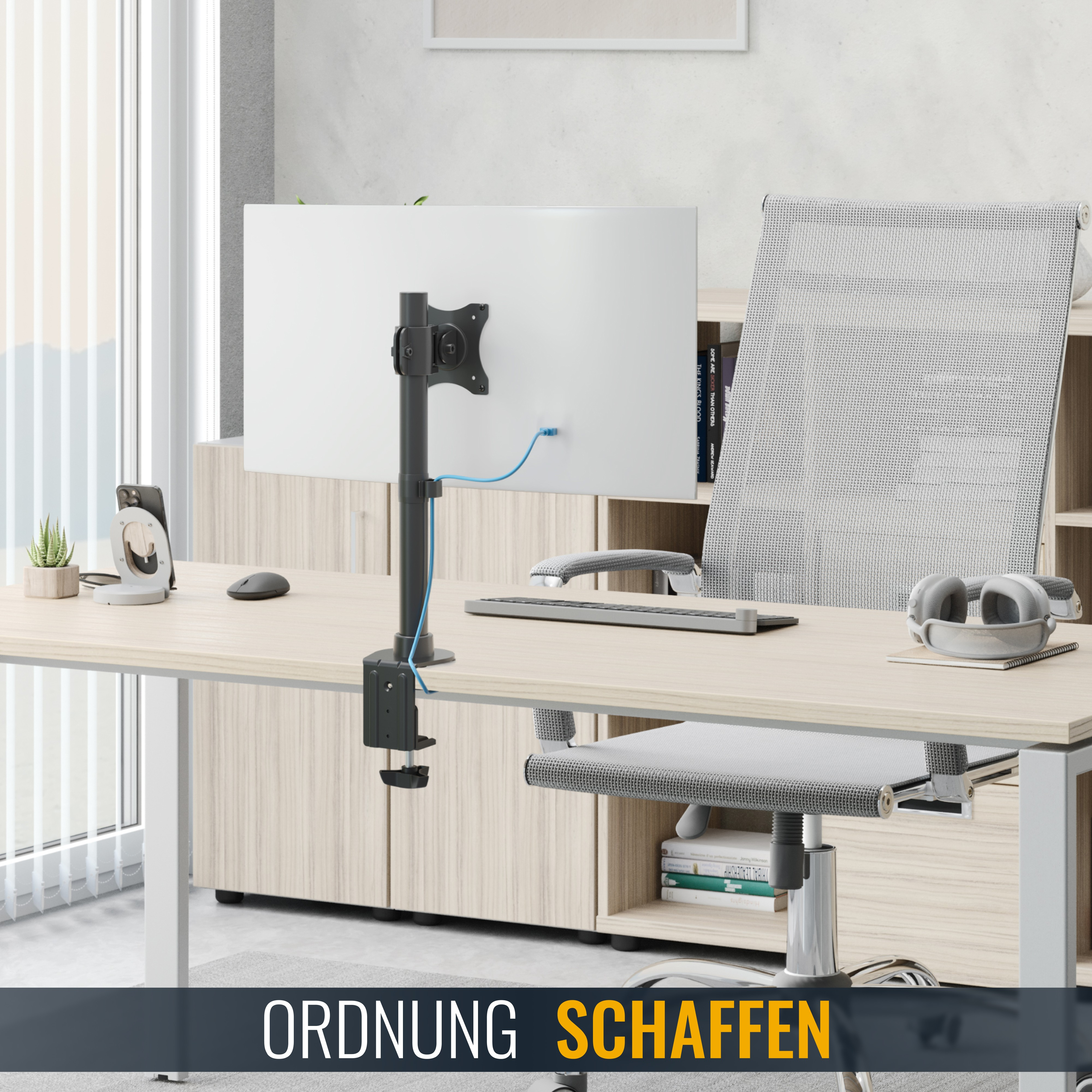 Ein Schreibtisch mit Monitorhalterung, Tastatur, Maus und Telefon.