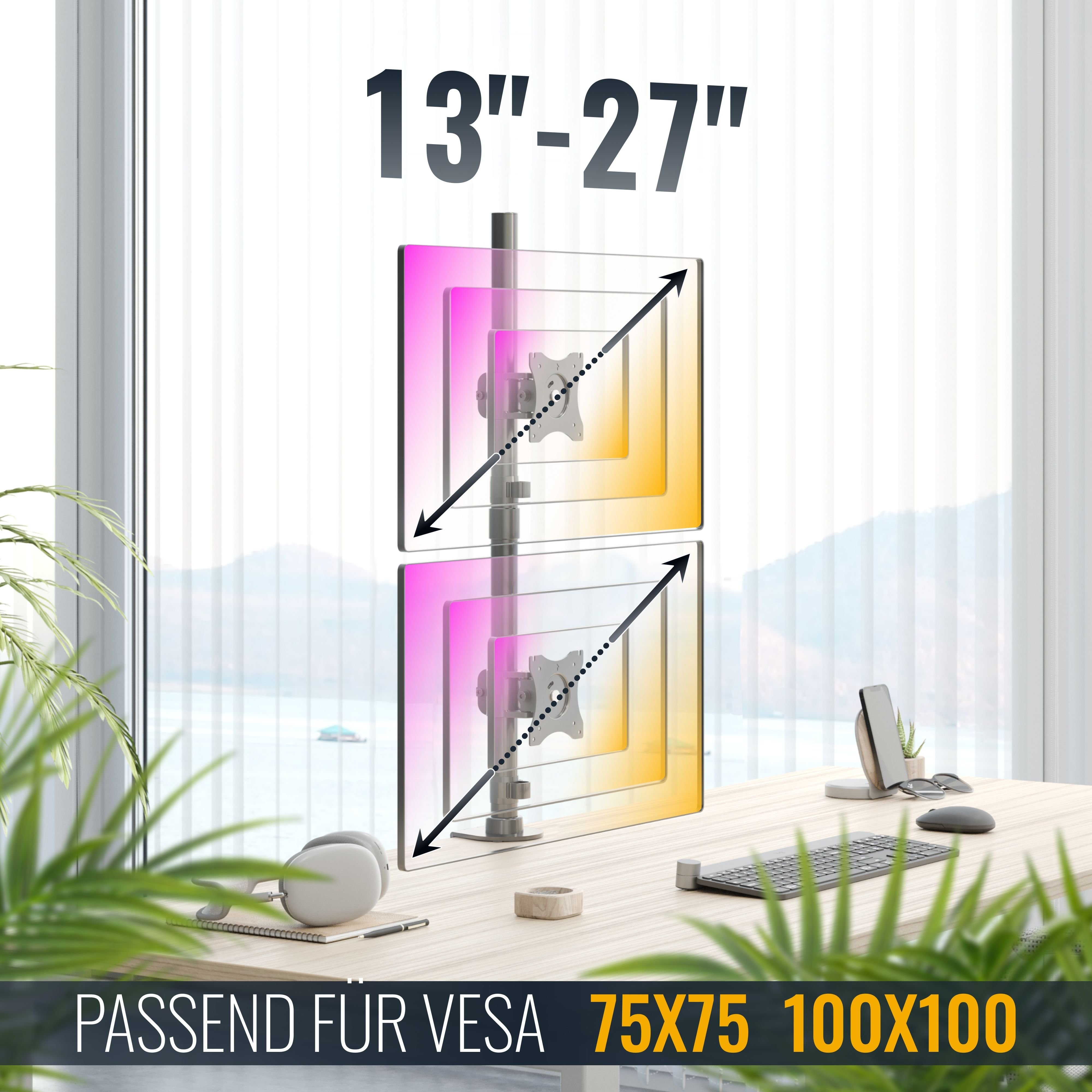Zwei Monitore auf einer Stange über einem Schreibtisch mit Fenster und Landschaft im Hintergrund montiert.