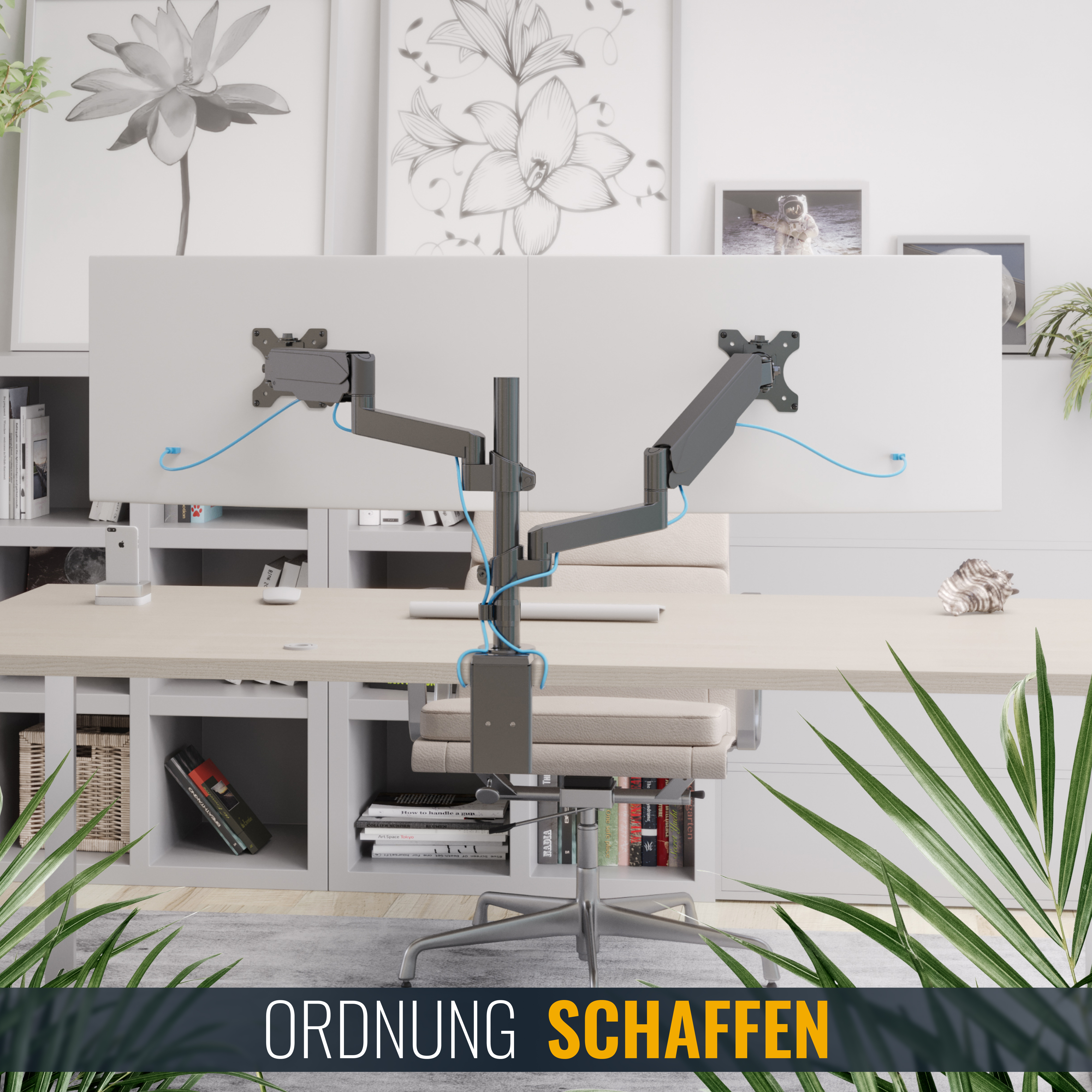 Ein geteilter Schreibtisch mit zwei an Armen montierten Monitoren, vor einem hellen Arbeitsbereich, der die Organisation hervorhebt.