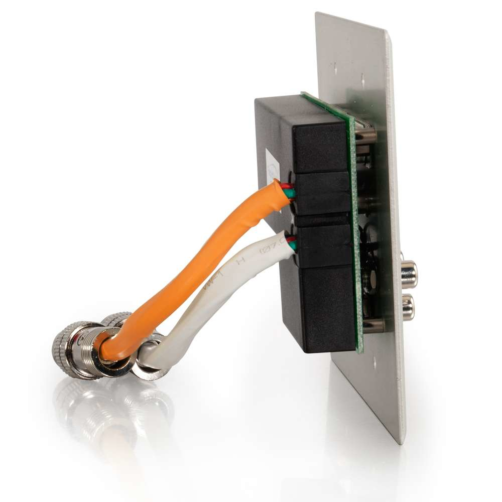 Rückseite einer Metallplatte mit Anschlüssen und angeschlossenen Drähten. Orange und weiße Drähte.