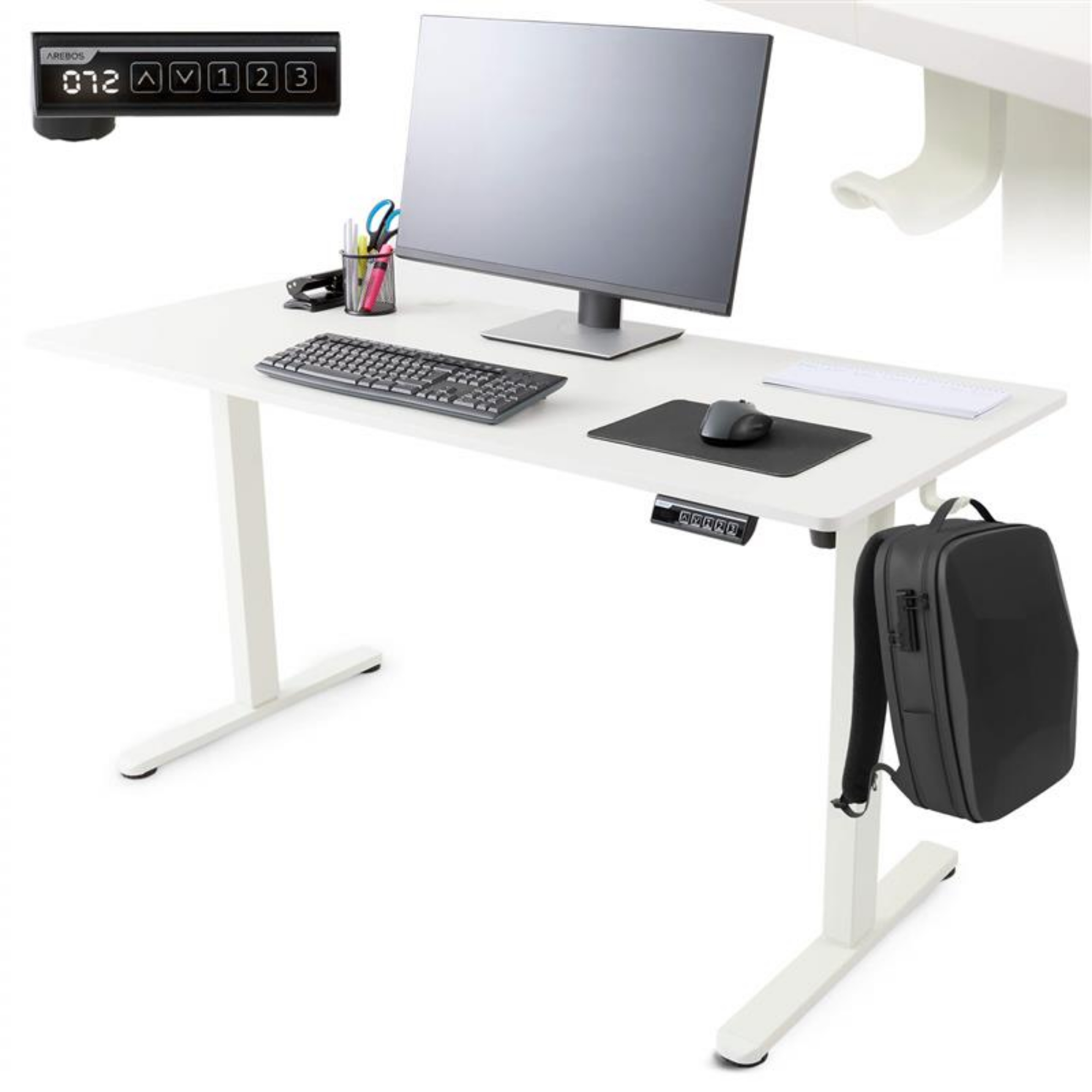 Weißer, höhenverstellbarer Schreibtisch mit Monitor, Tastatur, Maus und Rucksack. Anzeige zeigt '072'. Zubehör umfasst Stifte und Schere.
