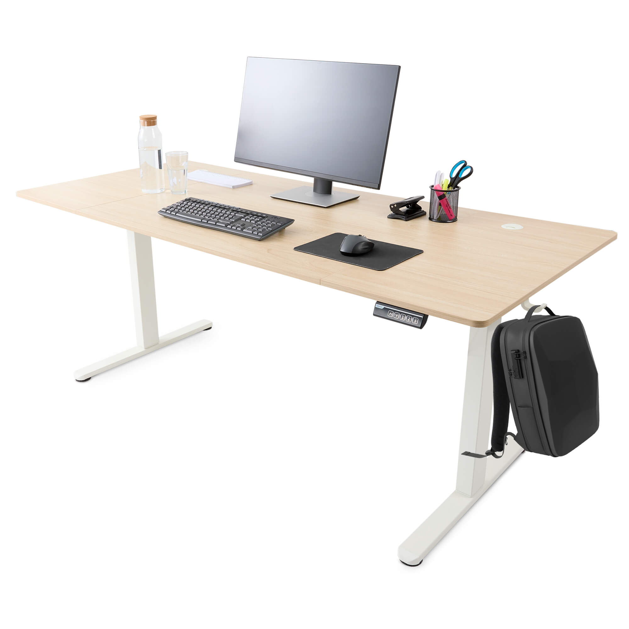 Ein höhenverstellbarer Schreibtisch mit Computer, Tastatur, Maus und einem hängenden schwarzen Rucksack. Der Tisch steht auf weißem Grund.