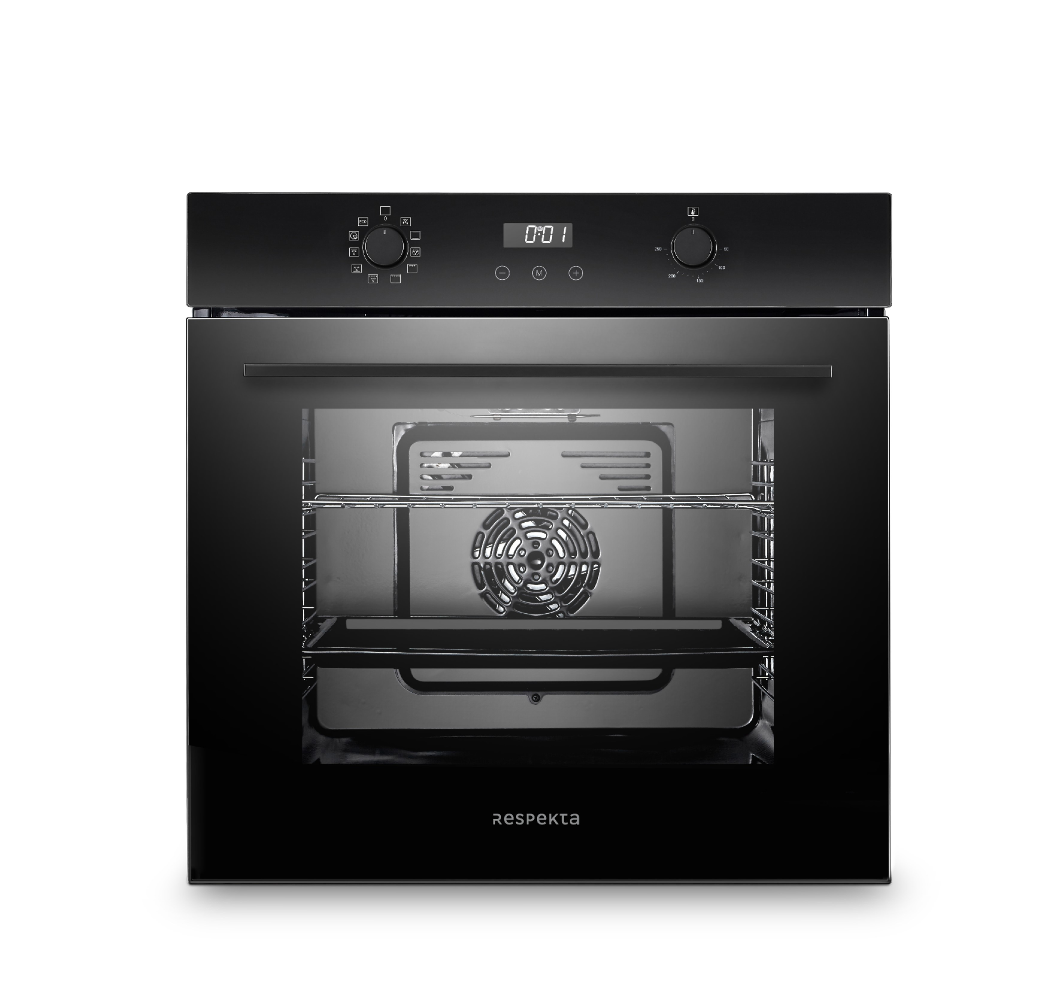 Zwarte oven. De oven is gesloten en heeft een digitaal display. Hij staat op een witte achtergrond en is schoon.