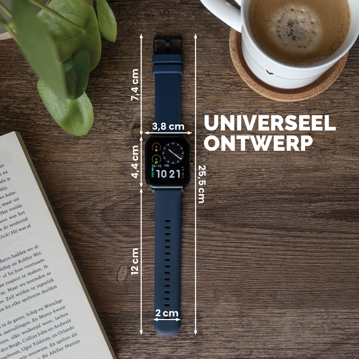 Blauwe smartwatch op houten tafel. Afmetingen worden weergegeven. Tekst: Universeel ontwerp.