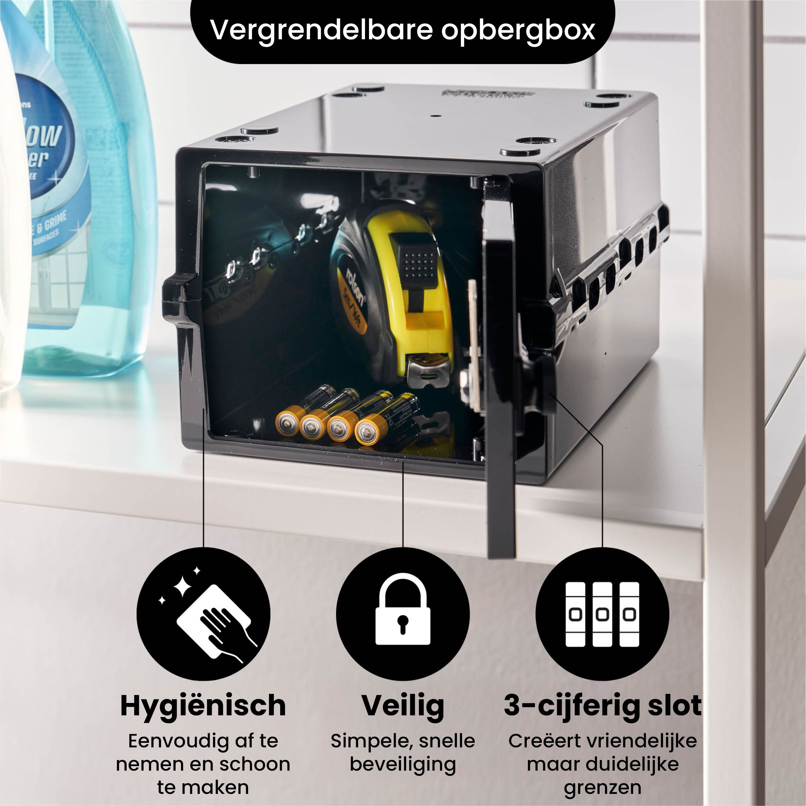 Eine schwarze, abschließbare Aufbewahrungsbox. Im Inneren befinden sich Batterien und ein Maßband. Text: hygienisch, sicher, 3-stelliger Code.