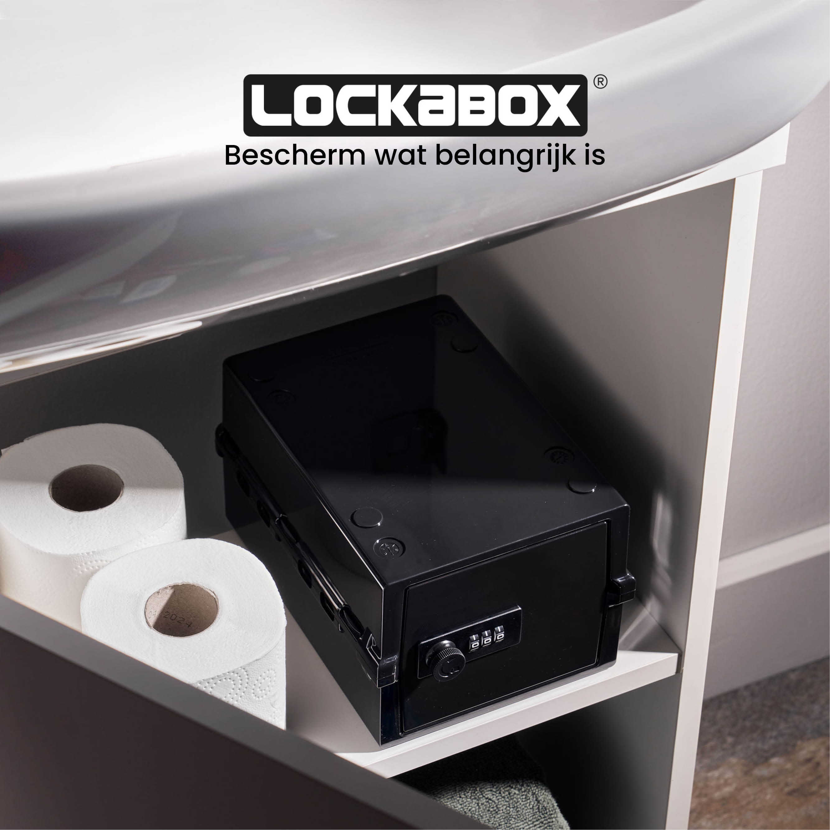 Eine schwarze, abschließbare Box steht auf einem Regal. Daneben liegen zwei Rollen Toilettenpapier. Text: Schützen Sie, was wichtig ist.