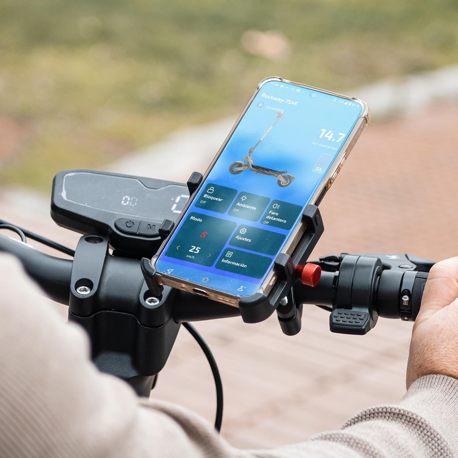 Un teléfono en un soporte en un scooter. El teléfono muestra un mapa. El soporte es negro.
