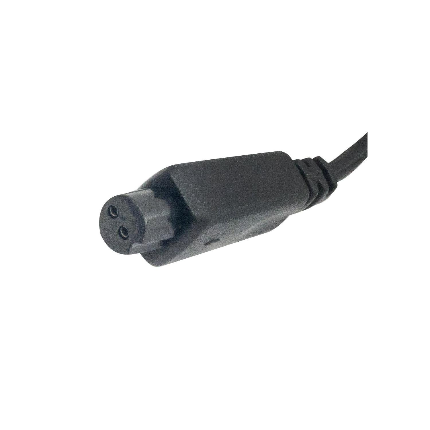 Enchufe conector negro sobre fondo blanco. Primer plano del enchufe.