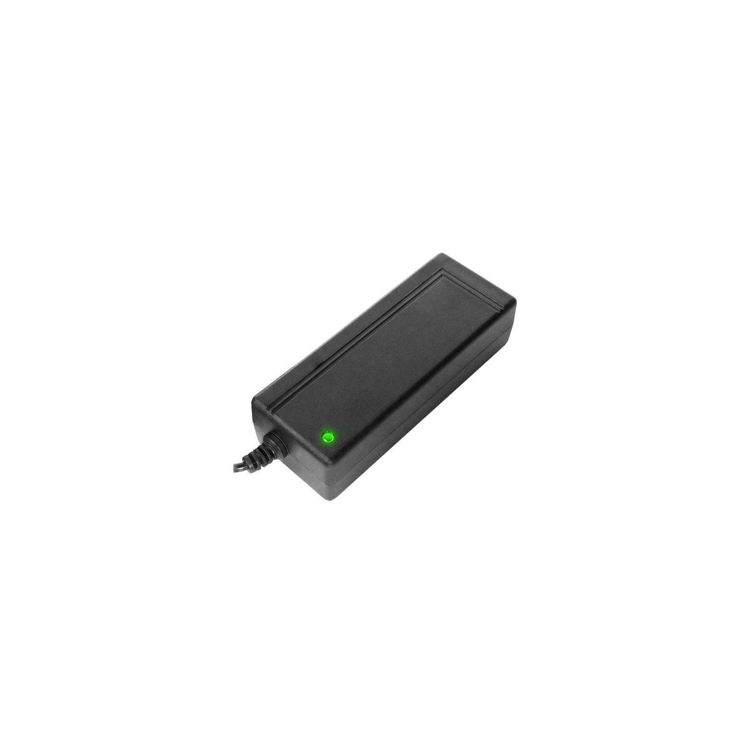 Cargador negro con una luz verde en la parte superior. Sencillo y elegante, con un cable de alimentación conectado.