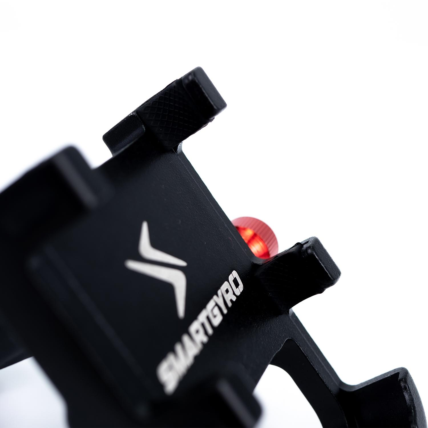 Primer plano de un soporte de teléfono negro con un botón rojo. Tiene el logotipo de SmartGyro.