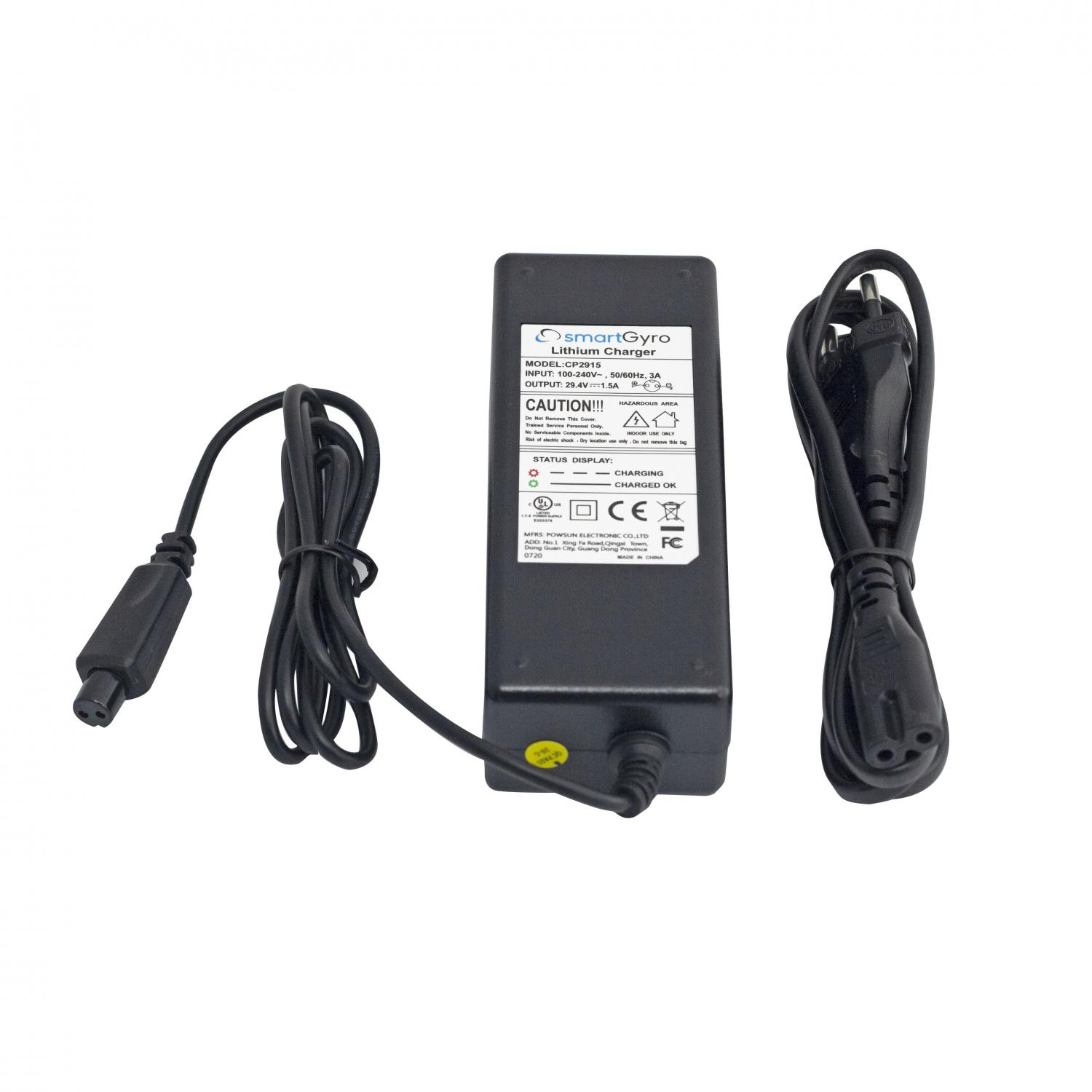 Cargador negro y plateado con cables. El cargador tiene una etiqueta con texto y una luz verde encendida.