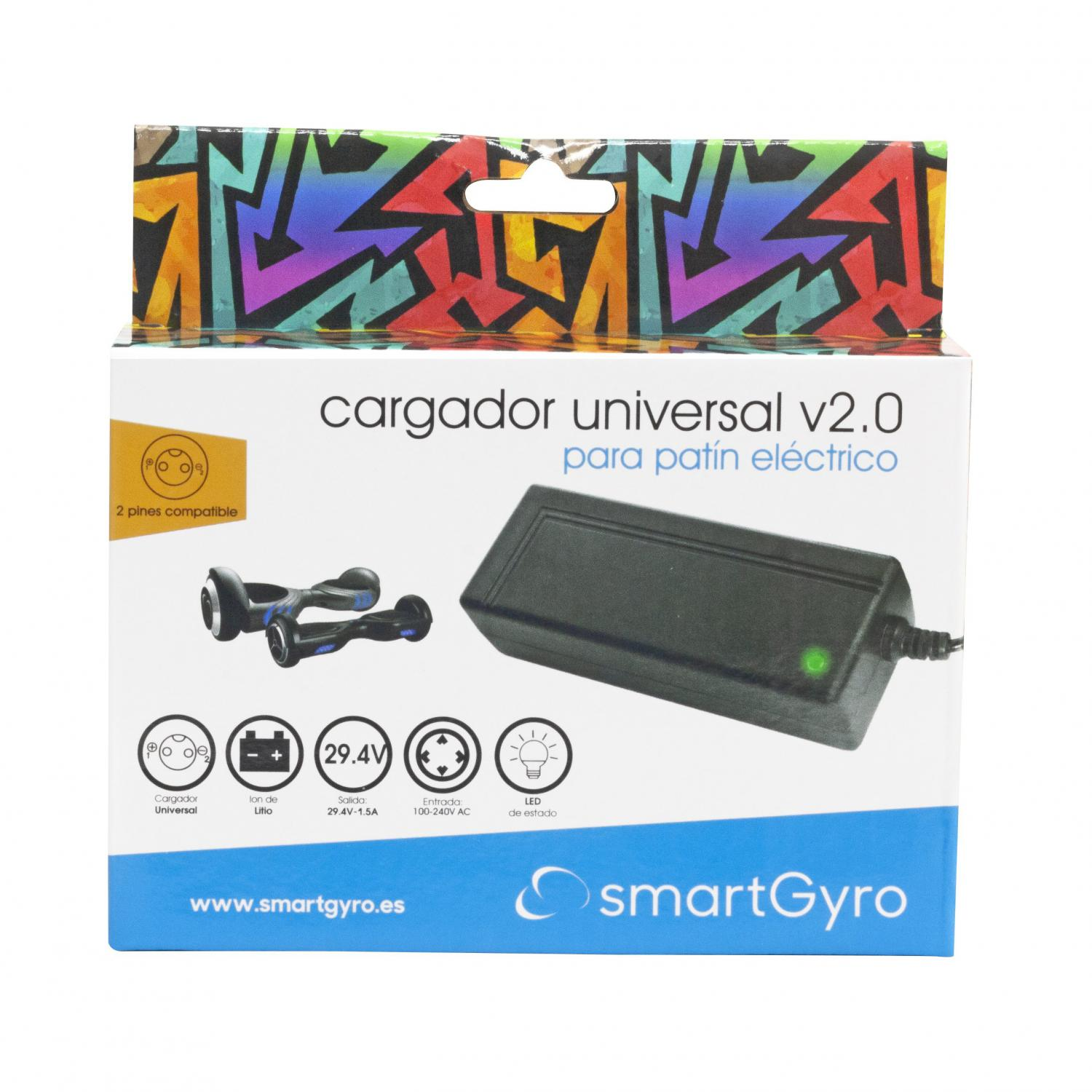 Un cargador negro con una imagen de hoverboard en la caja. El cargador es universal.