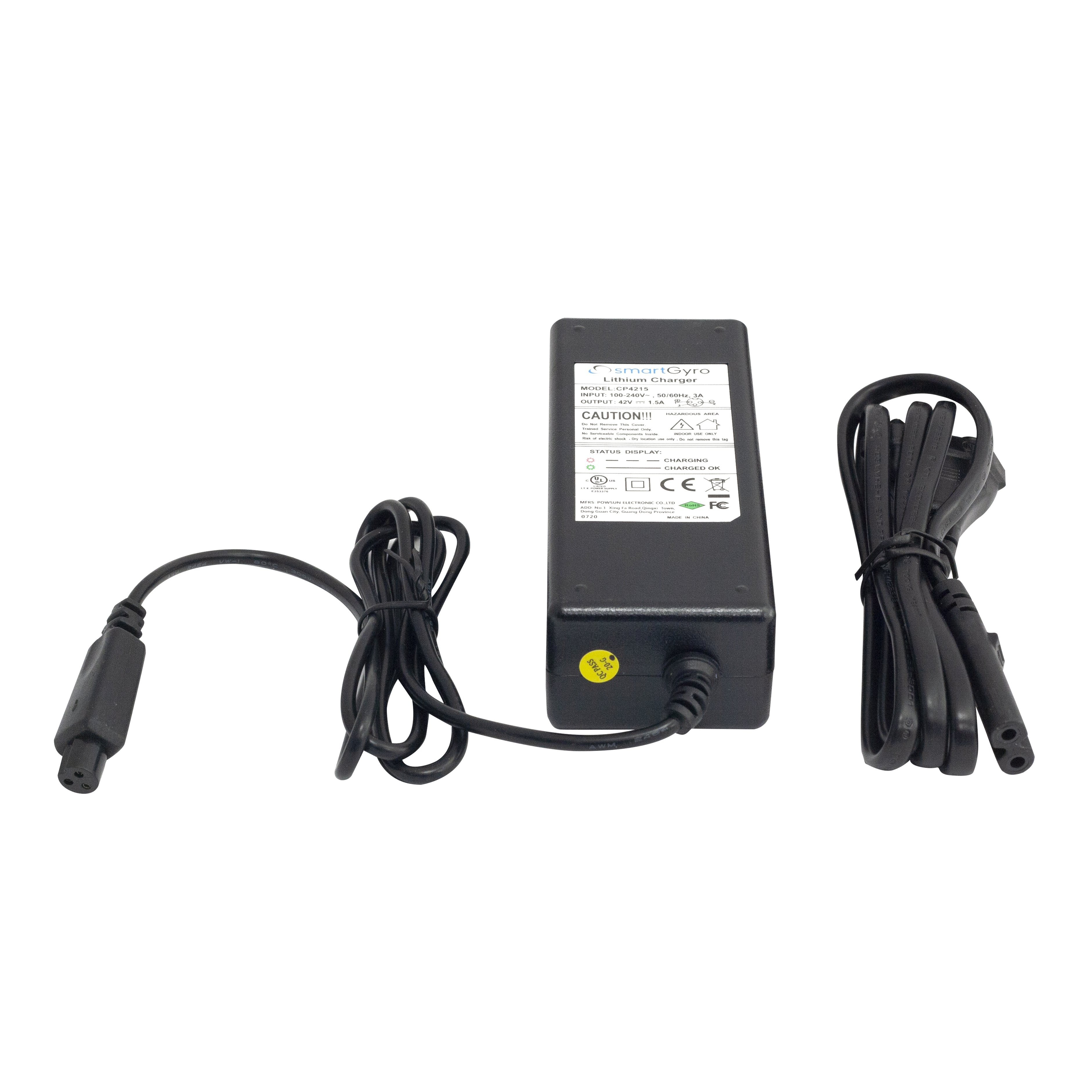 Cargador negro con cables sobre un fondo blanco. El cargador tiene una etiqueta con texto.