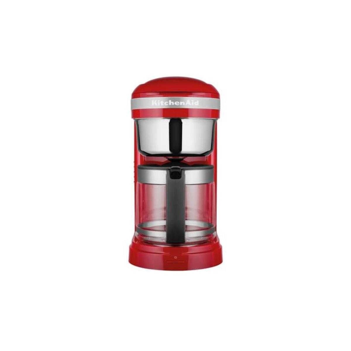 Beyaz zemin üzerinde kırmızı bir KitchenAid kahve makinesi. Makine, cam bir sürahiye ve krom bir üste sahip.