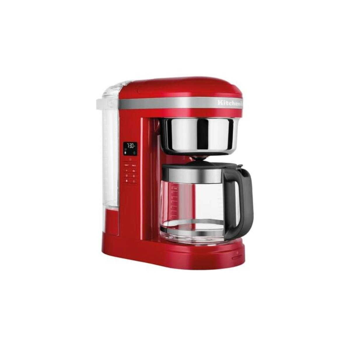 Şeffaf su haznesi ve cam sürahiye sahip kırmızı bir KitchenAid kahve makinesi. Makine beyaz bir zeminde.