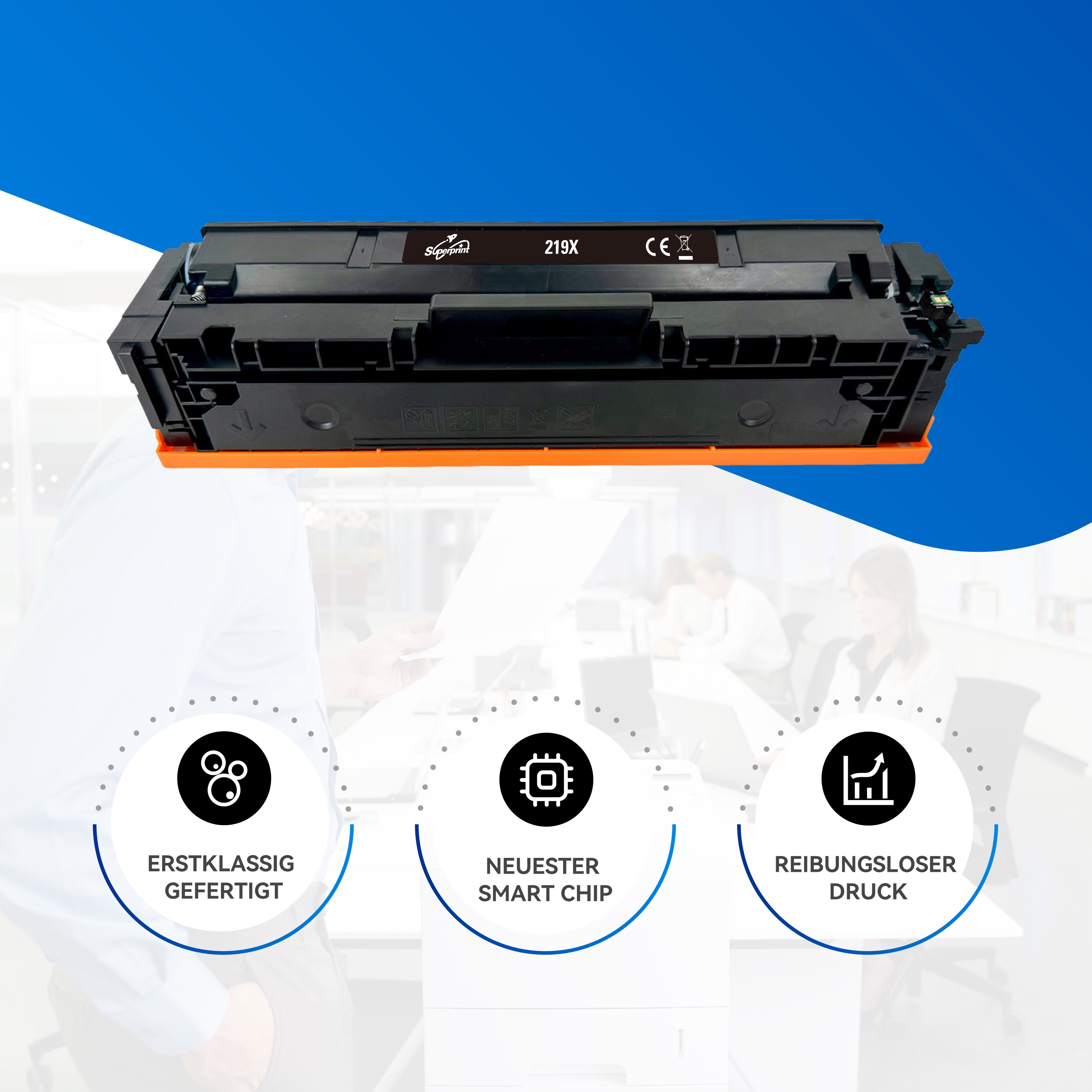 Een zwarte tonercartridge met een oranje basis wordt getoond tegen een zakelijke achtergrond.