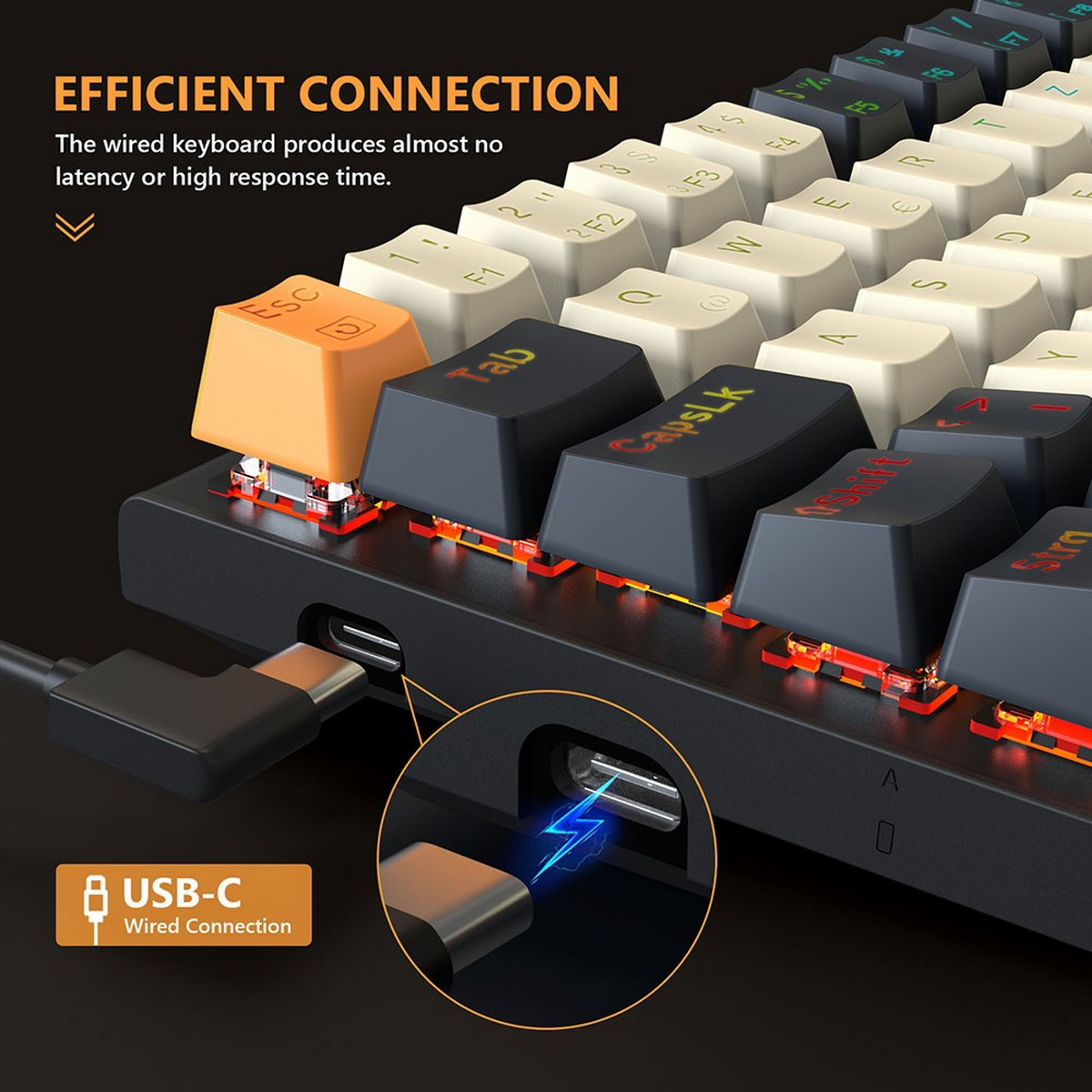 Primo piano di una tastiera nera con connessione USB-C. La tastiera ha tasti color crema e un tasto Escape arancione.