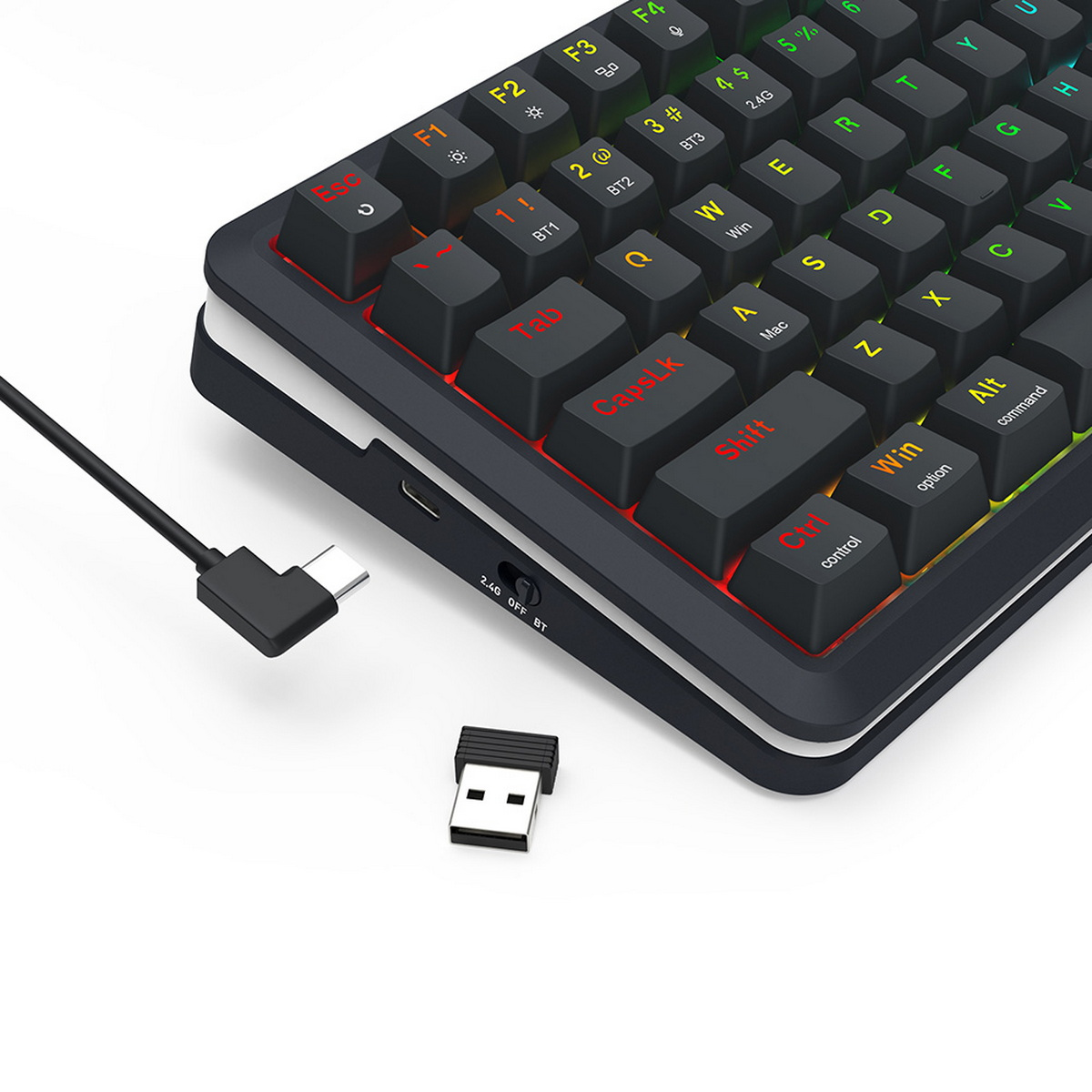 Un primo piano di una tastiera che mostra la porta USB-C e un ricevitore wireless.