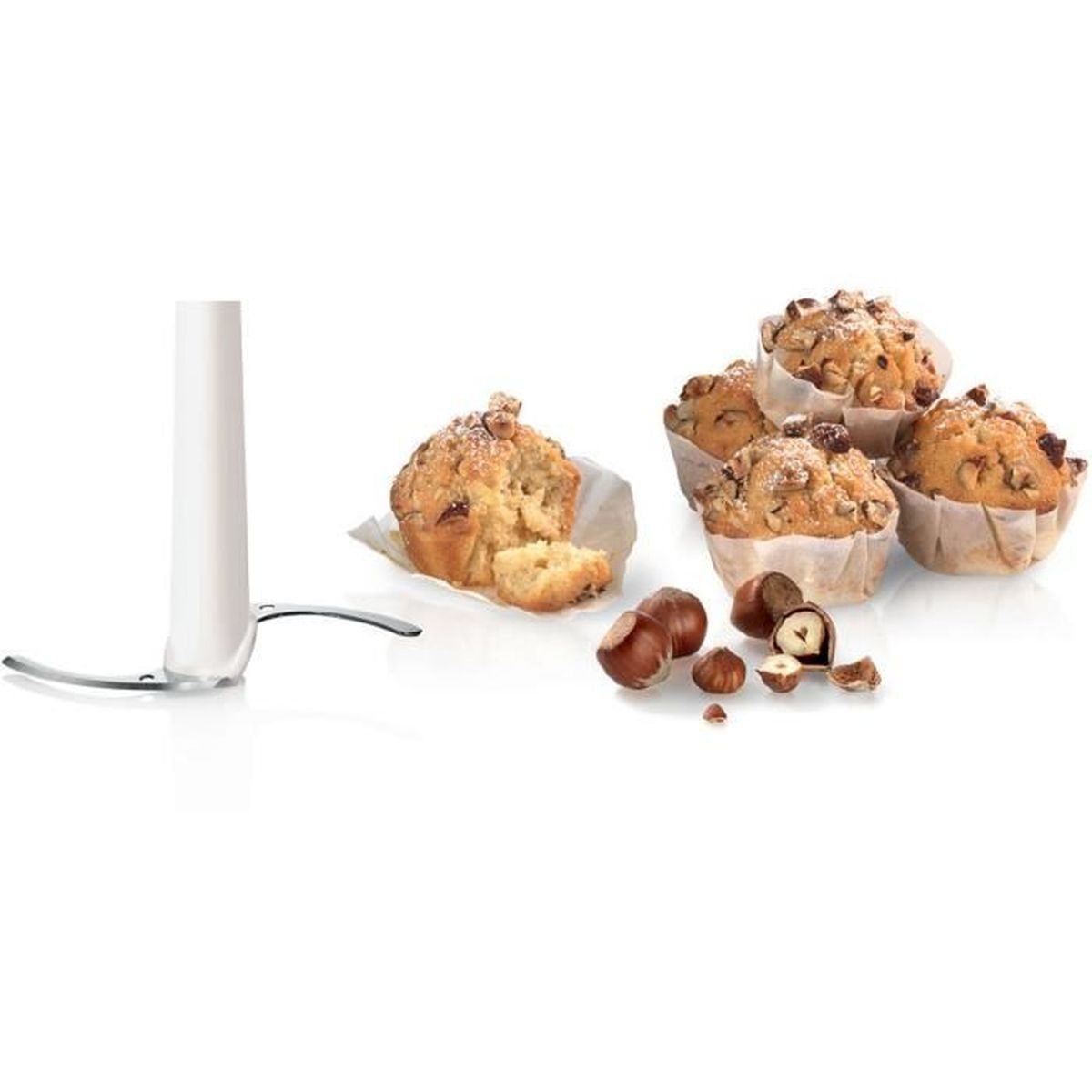 Magdalenas con nueces y avellanas. Una cuchilla blanca de mezclador está junto a las magdalenas.