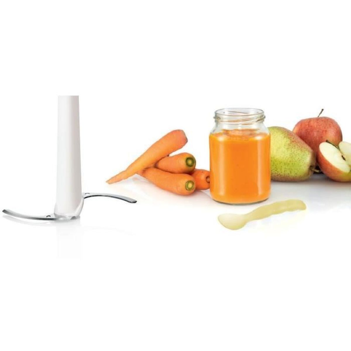 Una licuadora con zanahorias, un tarro de puré de naranja, una manzana, una pera y una cuchara.
