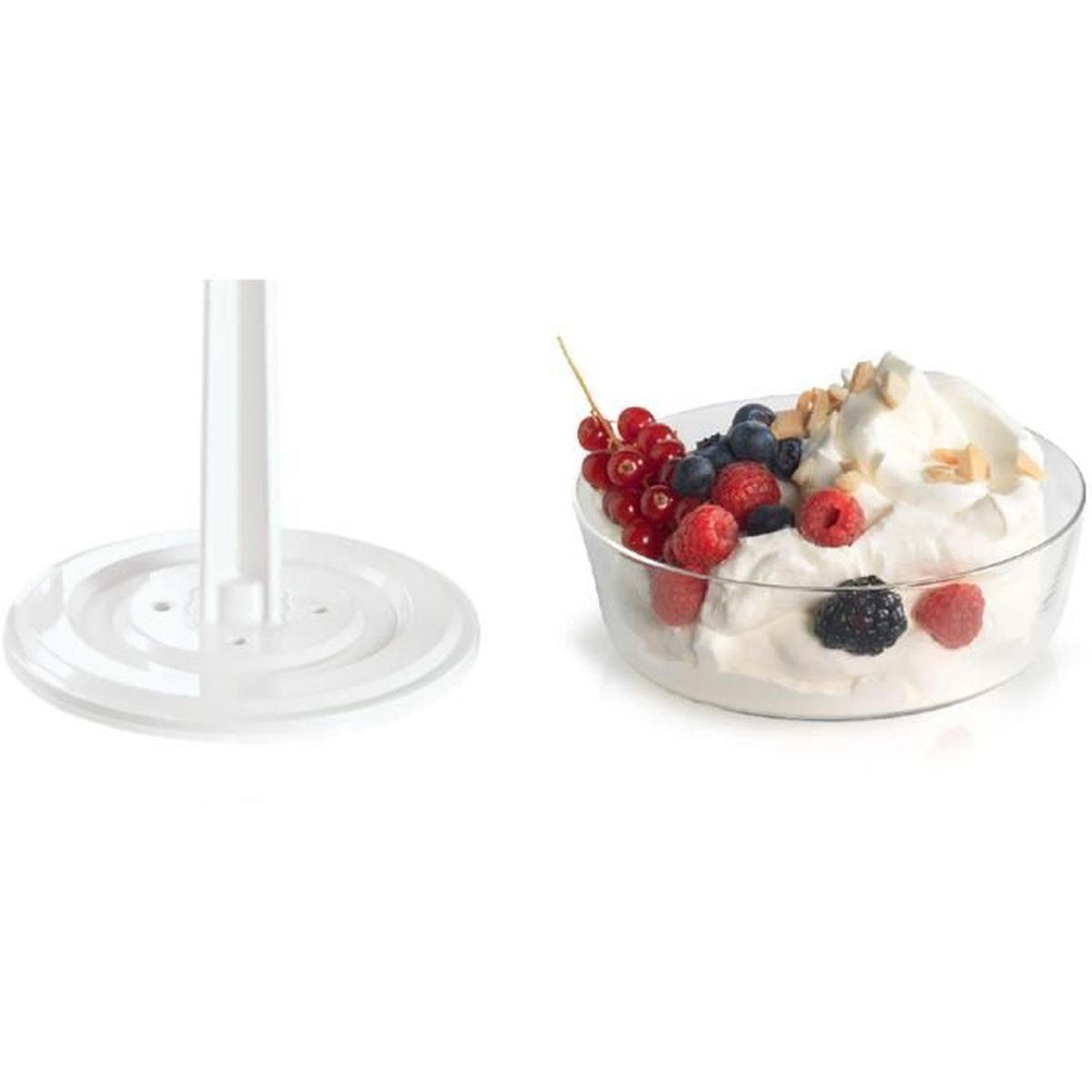 Un bol de cristal lleno de crema batida y bayas, con un soporte blanco a la izquierda.