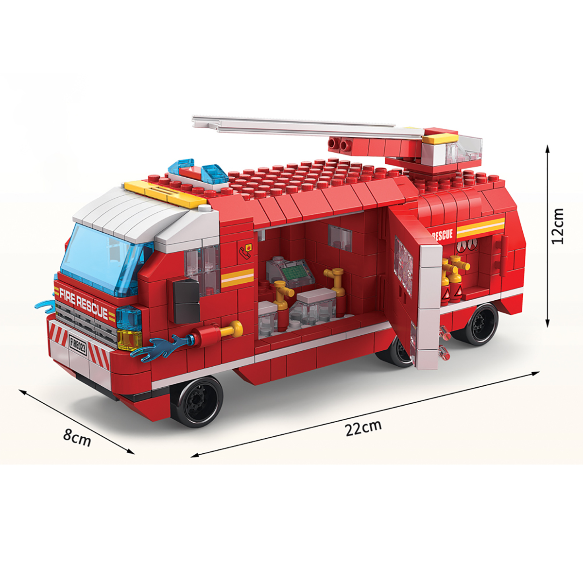 Ein rotes Feuerwehrauto-Spielzeug mit offenen Türen. Abmessungen sind 22 cm lang und 12 cm hoch. Ein Spielzeug aus Ziegeln.