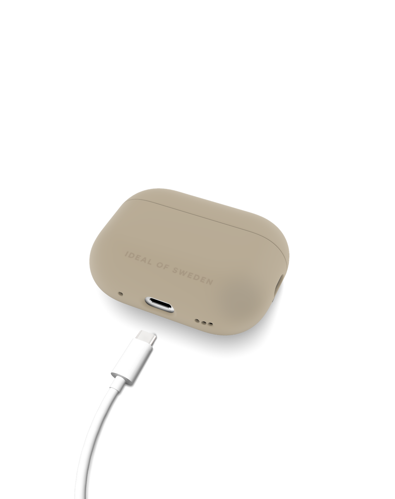 Ein beiges Ideal of Sweden AirPods Case mit einem weißen Ladekabel und dem Markennamen darauf.