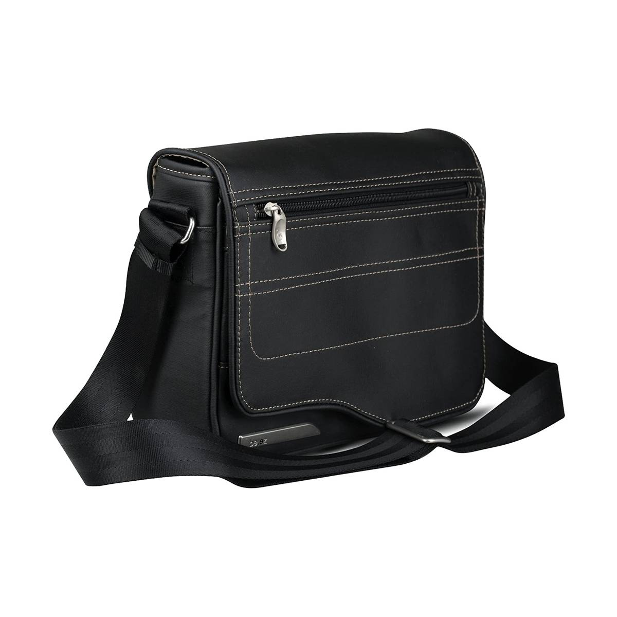 Sac messager noir avec bandoulière, fermeture éclair et coutures claires. Isolé sur fond blanc.