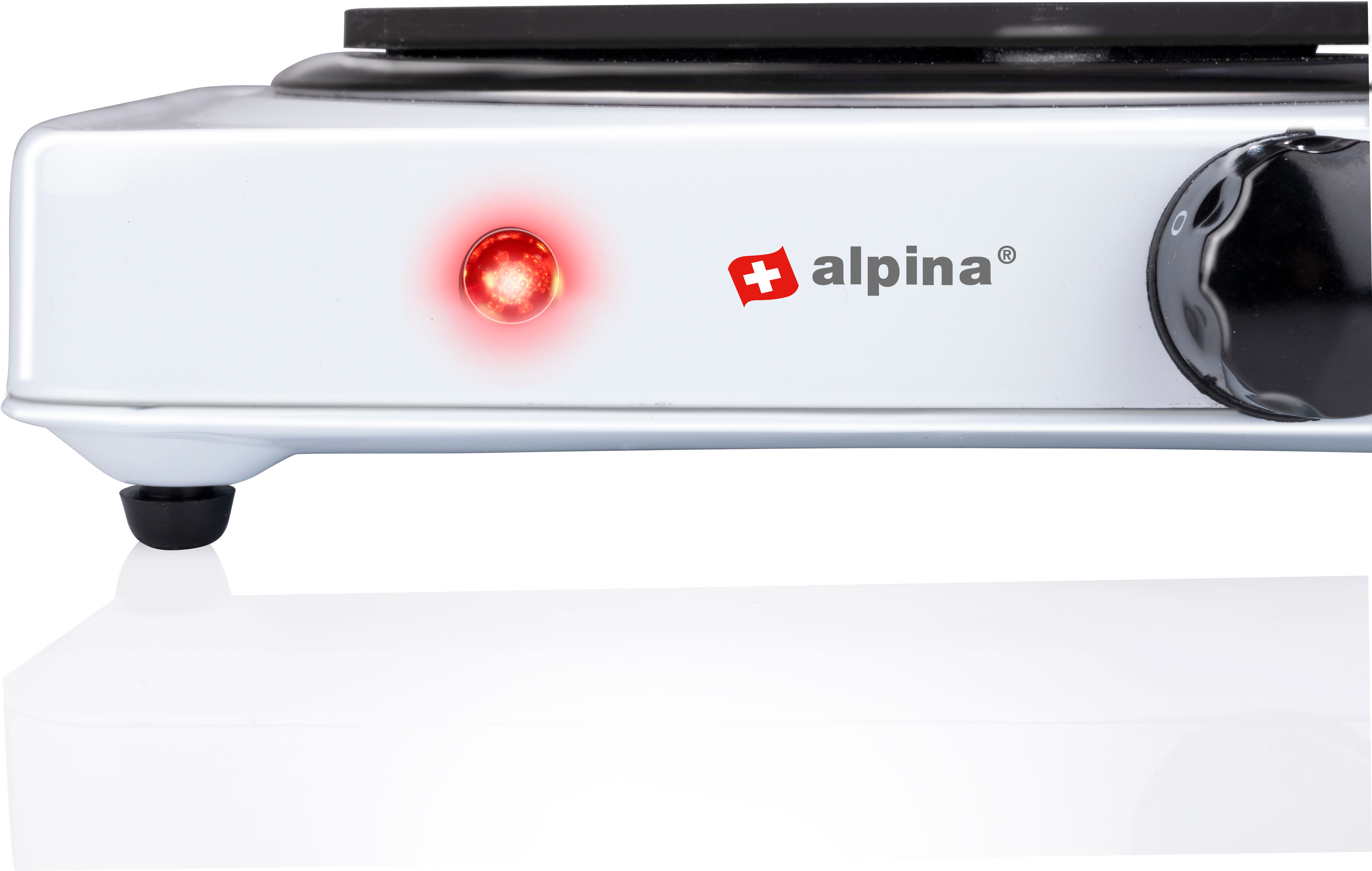 Weiße Kochplatte mit rotem Licht. Alpina-Logo sichtbar.