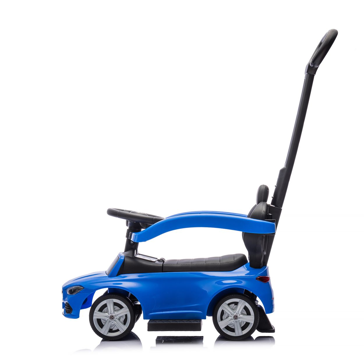 Coche de juguete azul con asa, ruedas y asiento para niños, sobre fondo blanco.